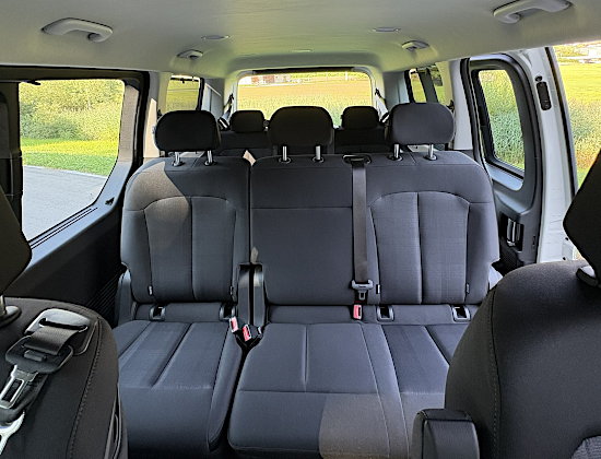 Mythen Taxi Hyundai Staria 1.6 hinten